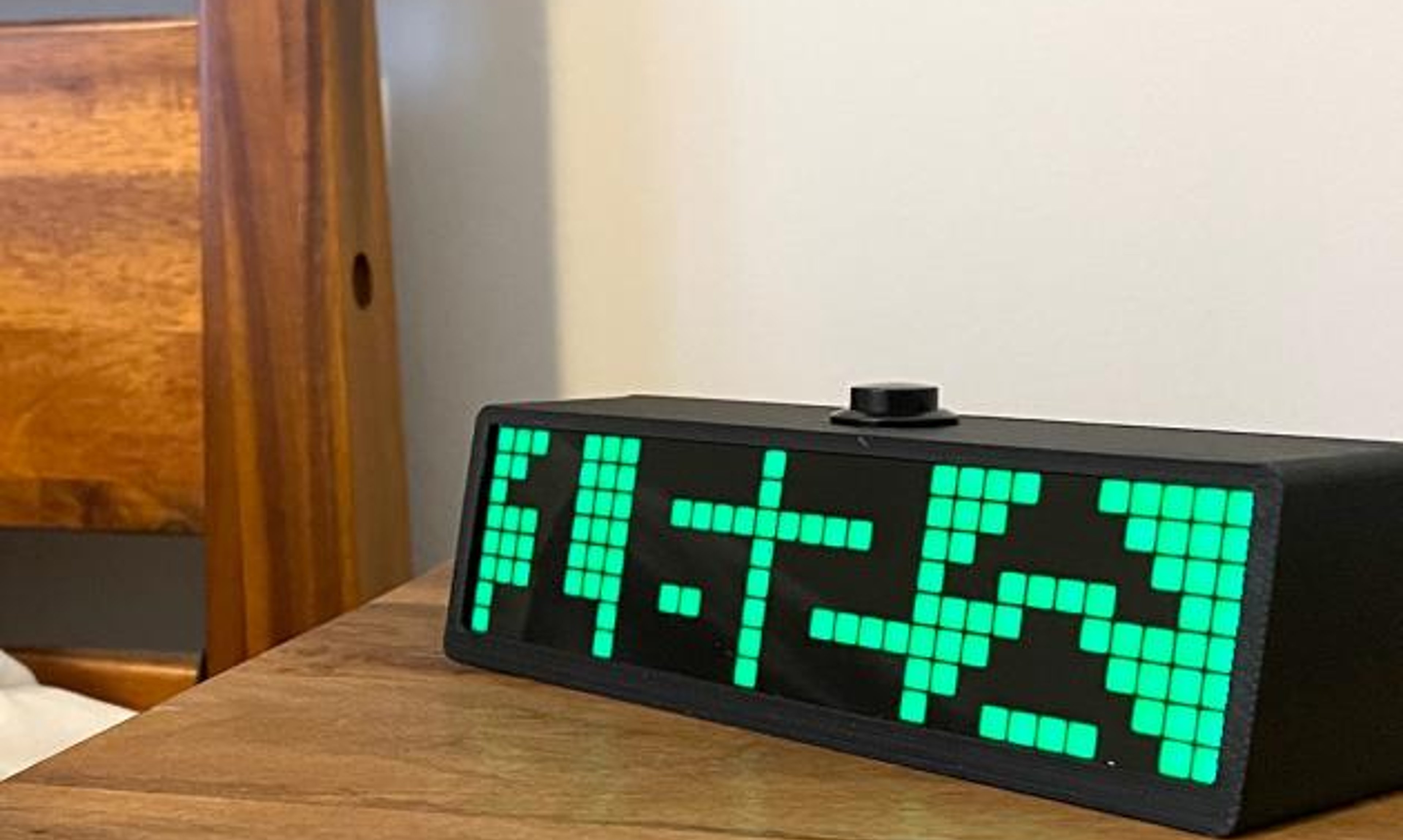 The SugarPixel device on a nightstand shows a blood sugar reading of 162 and rising fast.