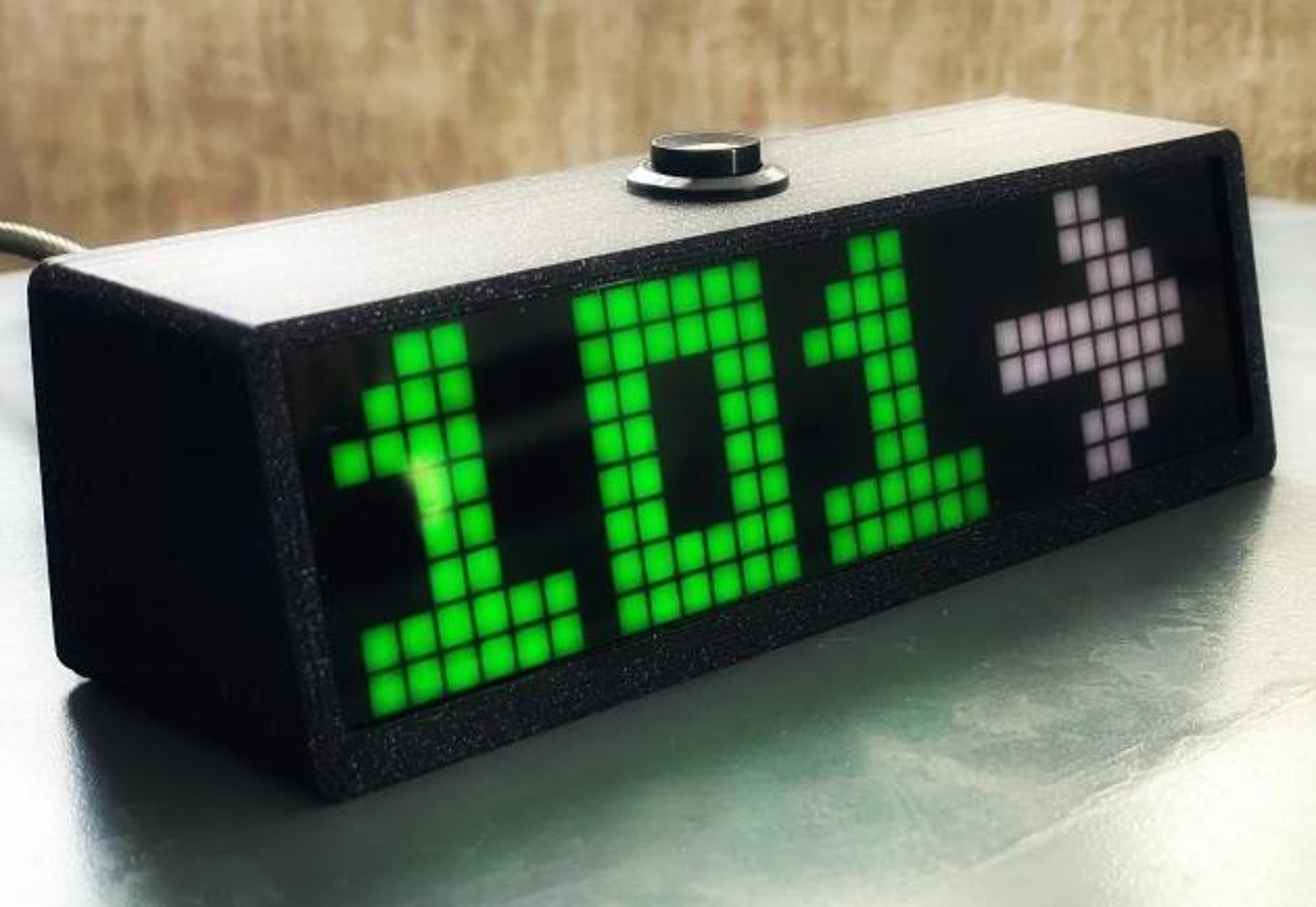 The Sugar Pixel device looks like an alarm clock and displays blood sugar level in large type and can support accessories that vibrate to alert the user.