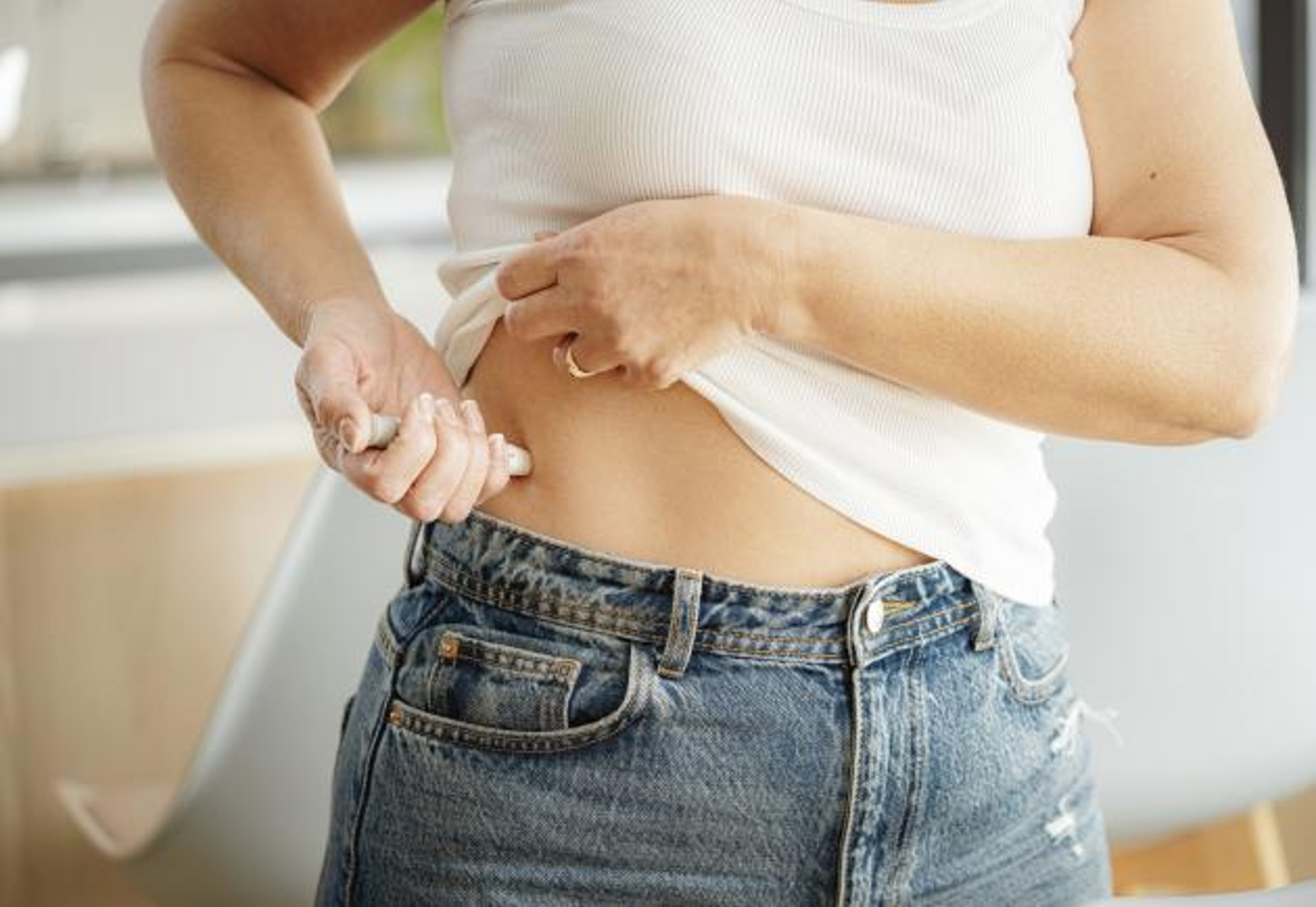 image of woman injecting insulin in stomach