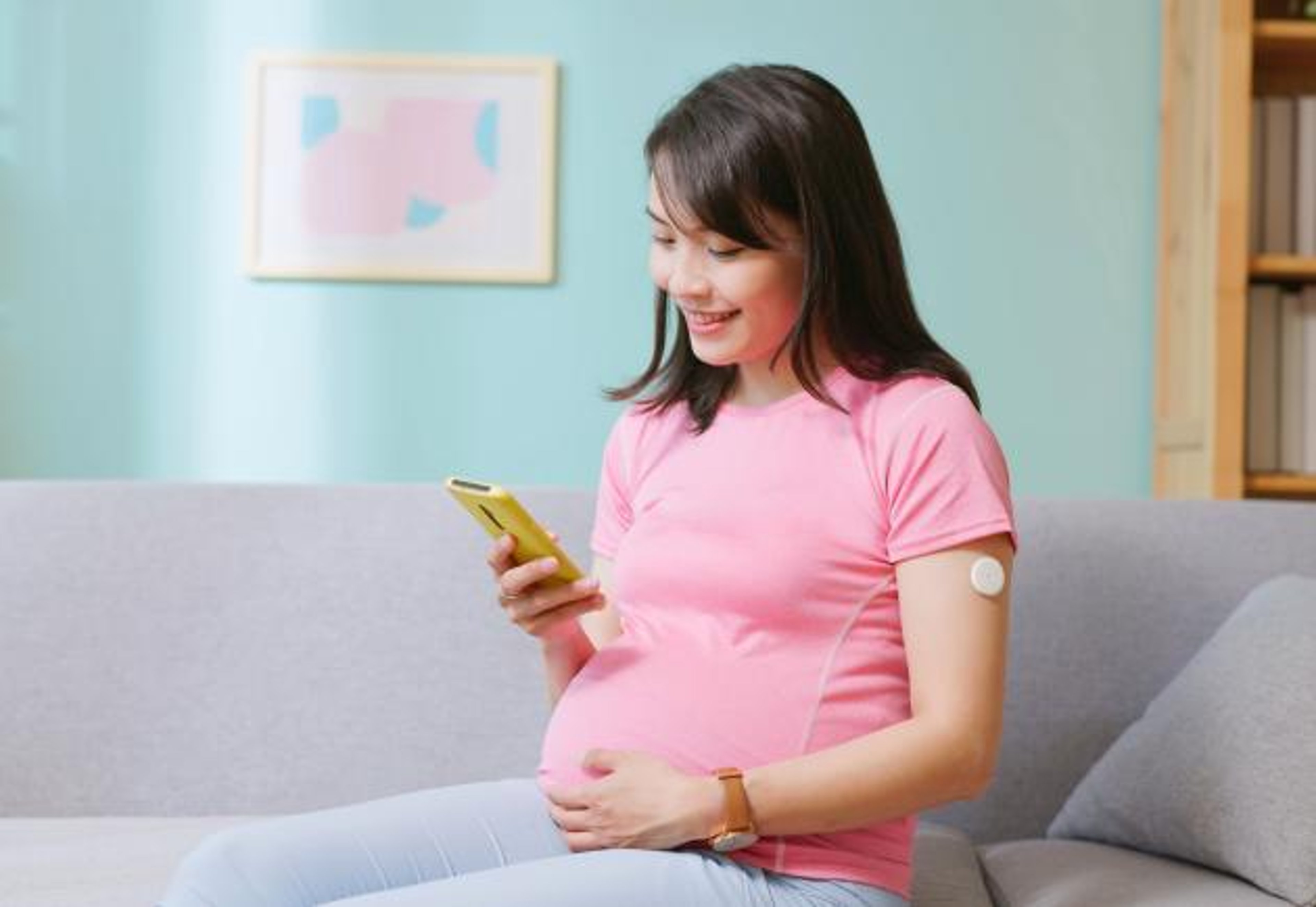 Pregnant woman wearing CGM