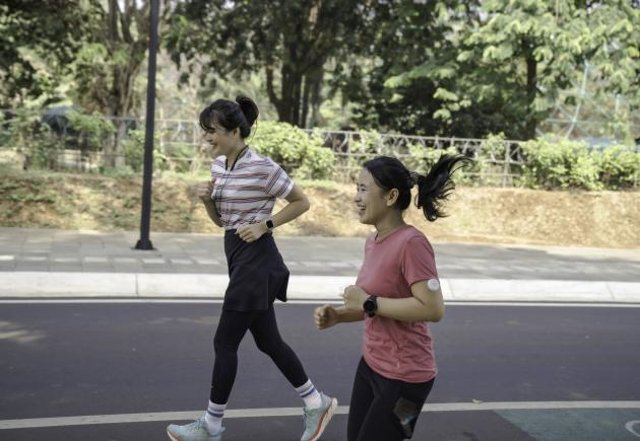 A woman with diabetes goes on a run while wearing a continuous glucose monitor